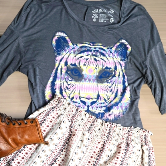 L.o.l vintage Graphic Tiger Print Gray Top three quarter sleeves size medium - Picture 10 of 11